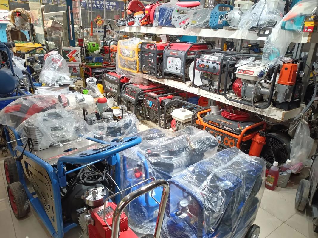 花花五金機(jī)電鑫港電器城西大正門北邊的那個通道靠大西邊c區(qū)12